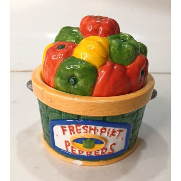 Cooks Club Vtg Ceramic Salt & Pepper Shakers Fresh Pikt Peppers Basket Green Red - Picture 1 of 9